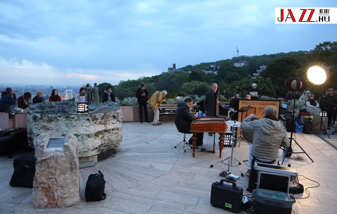 Jazzfest Budapest hajnali megnyitójs a Filozófusok kertjében